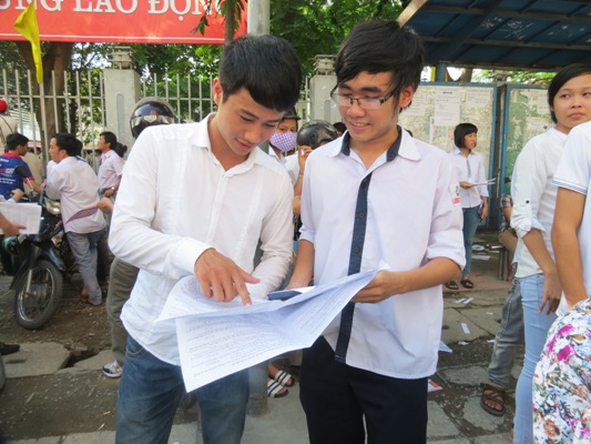 Đề thi Vật lý dài, nhiều thí sinh tích cho đủ